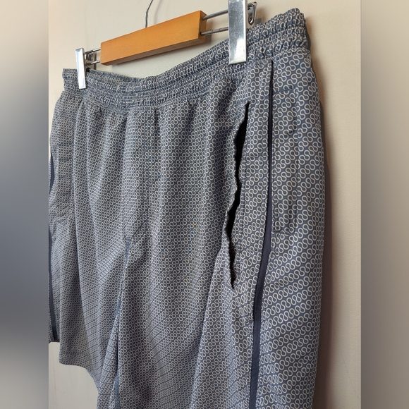 LULULEMON Pace Breaker Men Short Size XL Blue White With Pockets Active - Picture 2 of 11